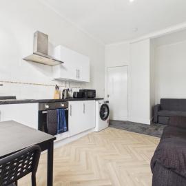 West End Traditional Flat with Free Parking