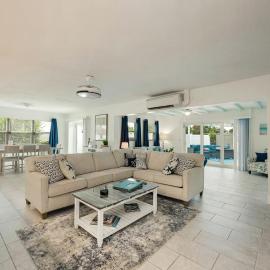 Lux 5 bed-3 bath Canal Front, with Pool in DT Cape