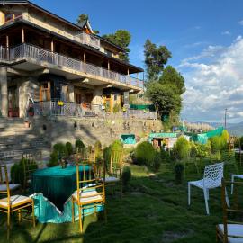 Pine Grey Castle, hotel di Almora