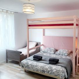 La Family House, spacieuse avec wifi, extérieur et parking, khách sạn ở Cormicy
