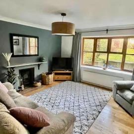 Spacious Village House near Oxford with Woodburner