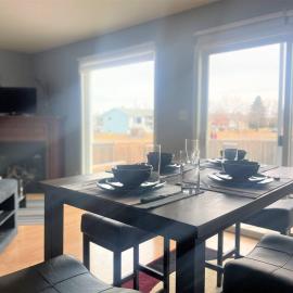 Spacious Duplex, hotel a Camrose