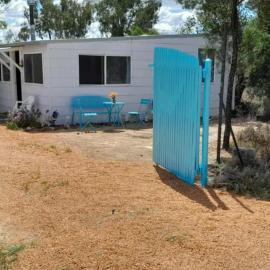 Blue Flower Cottage, hotel a Lightning Ridge