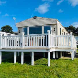 3 Bedroom Caravan CW44, Whitecliff Bay, Dog Friendly, hotel in Bembridge