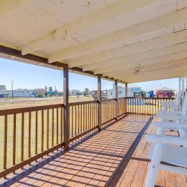 Walk to Shore! Family-Friendly Surfside Beach Gem