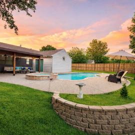 DFW Retreat - Pool, Spa & Minutes to Dallas & Fort Worth, ξενοδοχείο σε Flower Mound