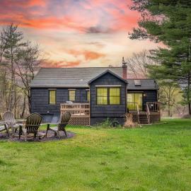Charcoal Chalet by AvantStay, hotel in New Paltz