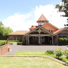 Grand Sydney Castle Home, Business Conference, Work Stay, Family Reunion Sleeps 25 plus