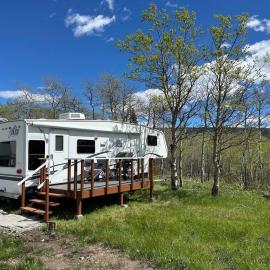 Glacier Borealis - 27’ Glamping Trailer by Glacier, hotel in Babb