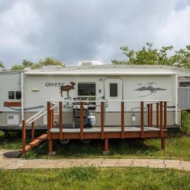Glacier Vista - 30’ Glamper Trailer near Glacier, hotel in Babb