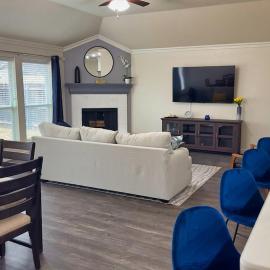 StayMansfield! Modern 3 bedroom home for stay!, hotel in Mansfield