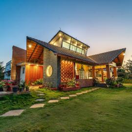 StayVista at Vafa Acres with BBQ & Jacuzzi, hotell i Bilikere