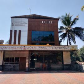 Hotel Jaganmatha Kollur، فندق في كوليورو
