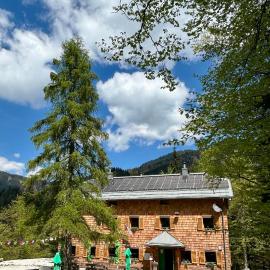 Mountain hut Dom pod Storžičem, hotel u gradu Tržič