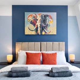 Perfect Location 2 Bed Apartment, 55inch TV, Gym, WiFi, Free Parking for 2 Vehicles, Yoga Room