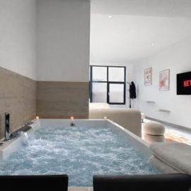 Le Sweet - By BEST KEYS - Suite Design avec Spa Privatif Balnéo - Centre-Ville - Lit Queen Size - Smart TV Netflix - Ambiance Romantique - WiFi Fibre - Check-in Autonome, hotel in Villeneuve-sur-Yonne