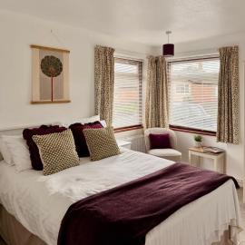 Charming Oxfordshire Bungalow with Parking, hotel in Wheatley