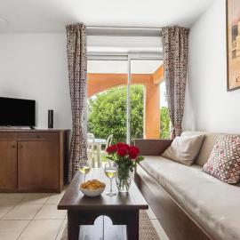 Appart avec terrasse, piscine et parking