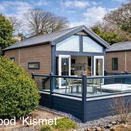'Kismet' POPPYS PODS SLEEPS 5 WITH HOT TUB, NOBLE COURT HOLIDAY PARK, PEMBROKESHIRE, khách sạn ở Pembrokeshire