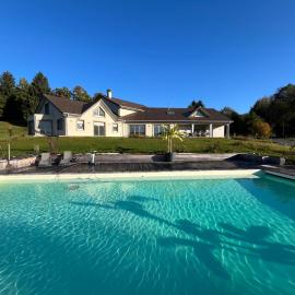 Gîte 10 personnes accès PMR aux normes avec grande piscine