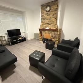 Convenient London Home Near Tube & Free Parking, hotel in Northolt