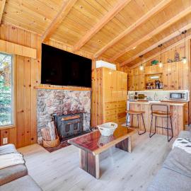 Peaceful Wooden Cabin, 2 Mi to Bass Lake!, hotell sihtkohas Oakhurst