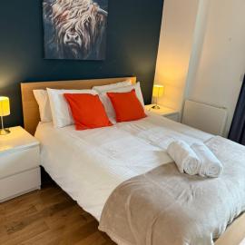 Executive Riverside Stay With Workspace & Fast WiFi