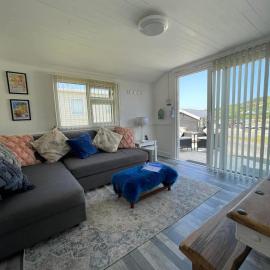 Awel Mor Beautiful Pet Friendly Chalet in Clarach Bay, hotel in Aberystwyth