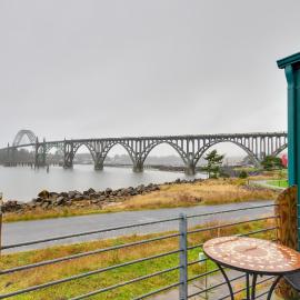Waterfront Oregon Abode w/ Balcony & Ocean Views!, hotel in Newport
