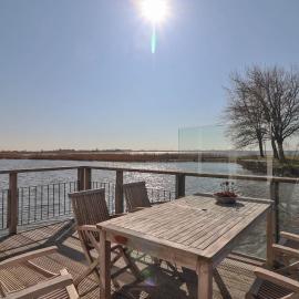 Villa Seaview met Sauna, Hotel in Makkum