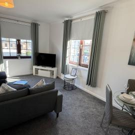 Central 1BR Apt with Parking