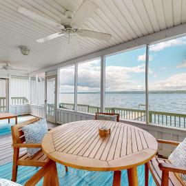 2BR Lakeside Home w/ Patio, Porch & AC, hotel a Aurora