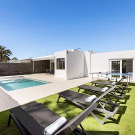 Villa Cactus - Large Private Plot - Heated Pool & BBQ - Luxury Vacation, hotel in Playa Blanca