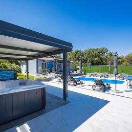 House with pool and a jacuzzi