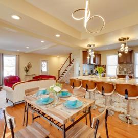 Walk to Kinnickinnic Ave! Newly Updated Abode, Hotel in Milwaukee