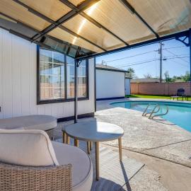 Relax Poolside: Central Group Getaway in Mesa!, hotel en Mesa