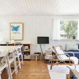 Connect In A Cosy Wooden Cottage, Hotel in Knebel