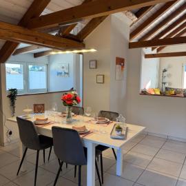 Schöne Dachwohnung möbliert und mit Parkmöglichkeiten, hotel in Burgdorf