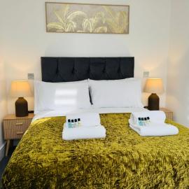 Deluxe One-Bedroom Apartment, Central, hotel a Swindon
