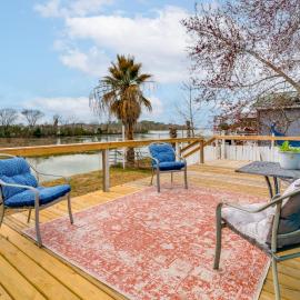 Lake Conroe Bliss: Waterfront Home w/ Boat Ramp, hotel Willisben