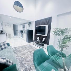 Modern Luxury 2 Bed and Private Studio Room with Parking, hotel in Catford