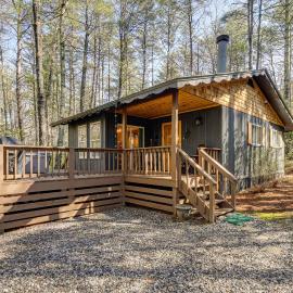 Viesnīca 5 Mi to Helen: Woodsy Oasis w/ Hot Tub & Fire Pit! pilsētā Sautee Nacoochee