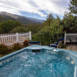 The Funky Chicken Hot Tub BBQ SLEEPS 4