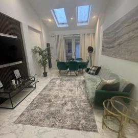 Spacious Luxury 2bd with extra Private Studio Room, hotel in Catford