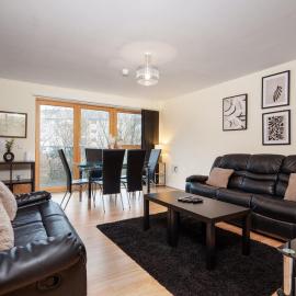 2BR Apartment with Parking Near Southside and Queens Park