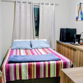 Quarto em residência familiar, hotel in Navegantes