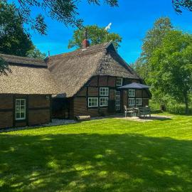 1870 Thatched Cottage With Sauna At Jade Bay