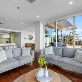 Stylish 2-Bed with Terrace 3-min Walk to Beach