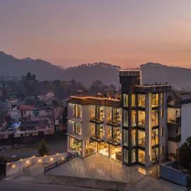 Perfectstayz Luxe Kapilaz with Rooftop Pool & Cafe, Bhimtal, hôtel à Bhimtal