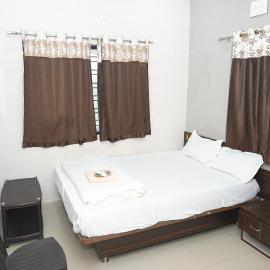 Viesnīca Indira Deluxe Lodge pilsētā Tāndūr